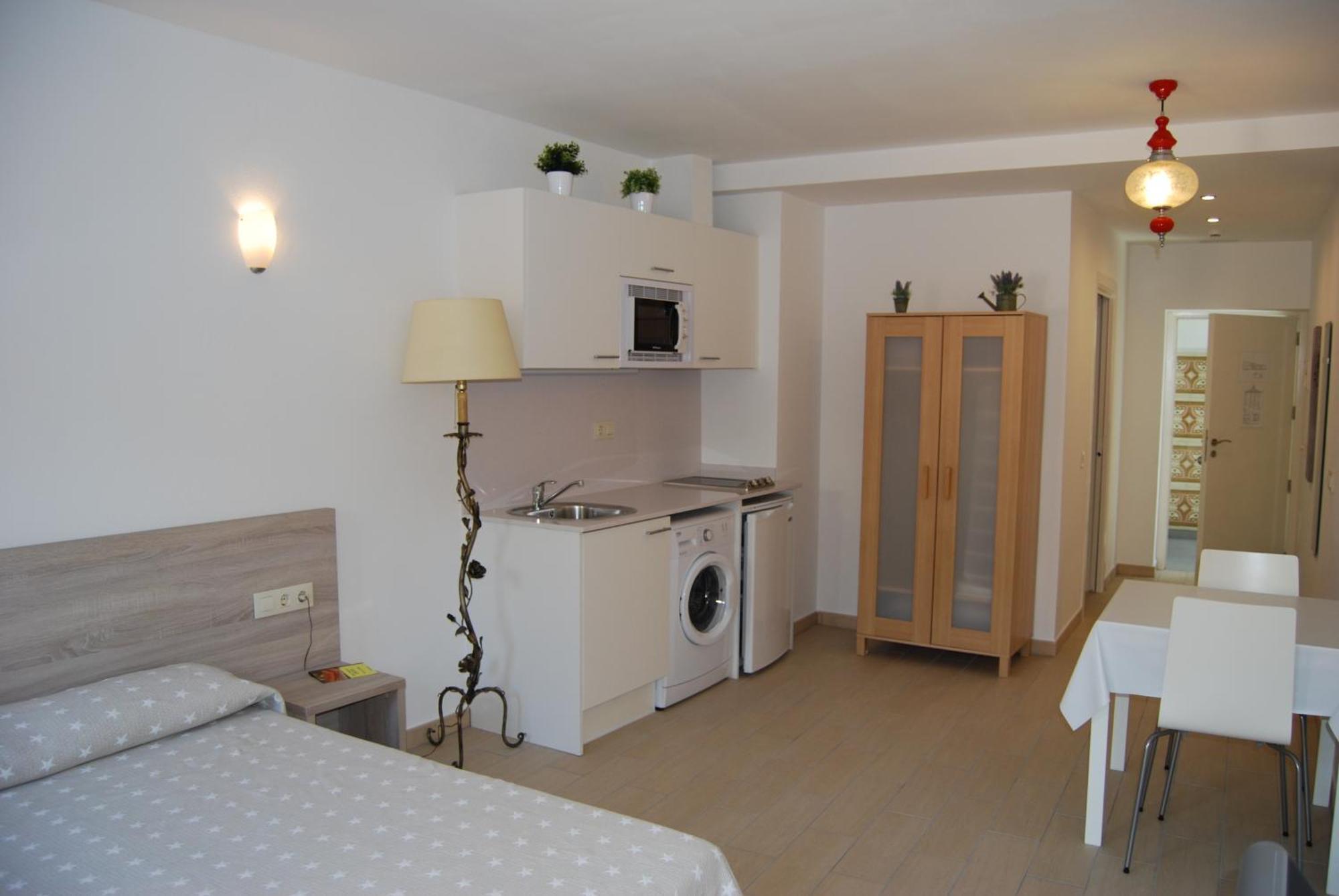 Apartaments Fonda Comerc Torroella De Montgri Exterior photo